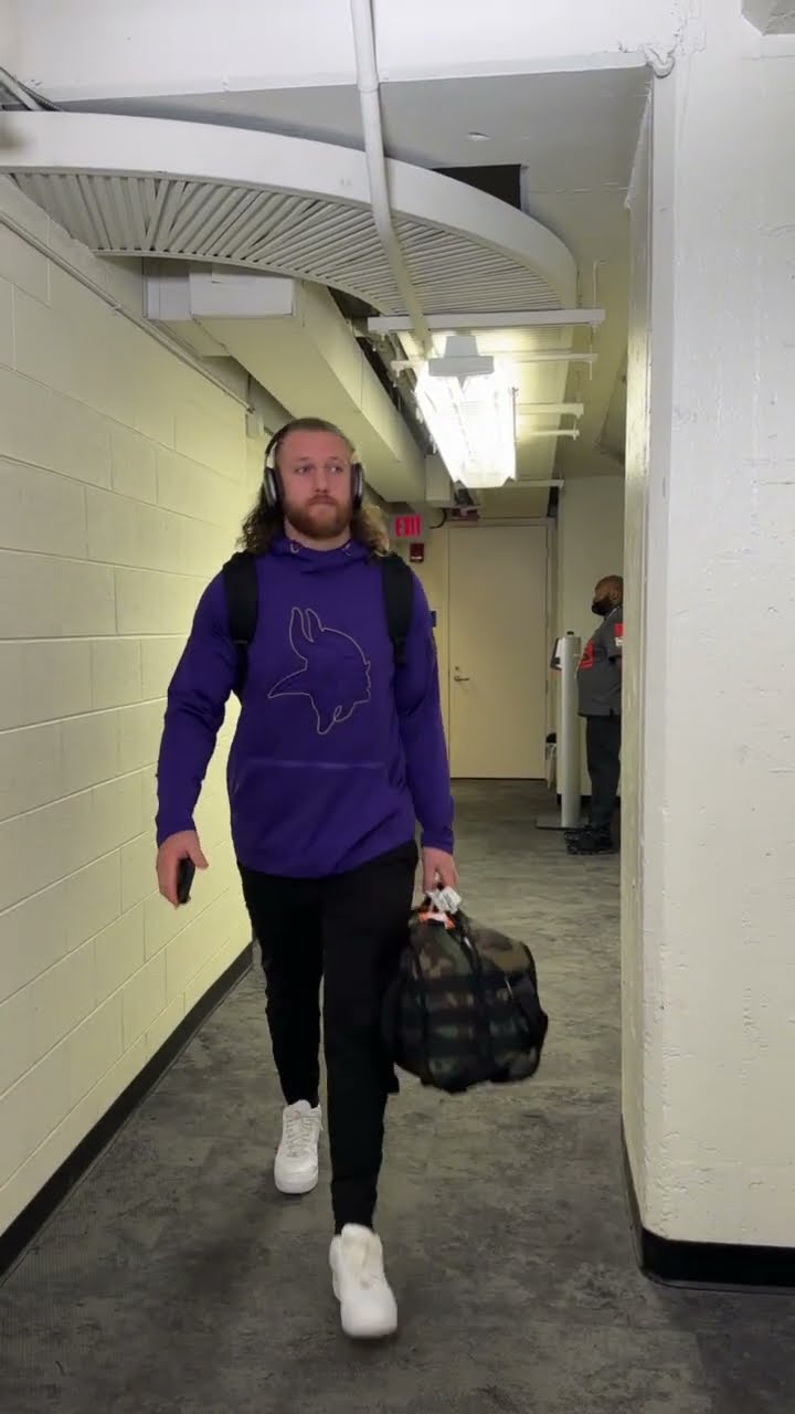 T.J. Hockenson Arrives for Big Game in Detroit